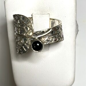 Elegant Silver and Onyx Leaf Ring